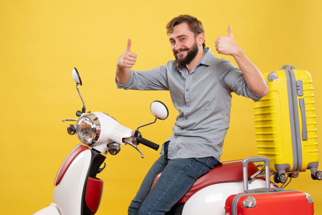 车辆旅游概念与年轻自信的胡须男子坐在摩托车上 使它在黄色的ok手势手势人汽车