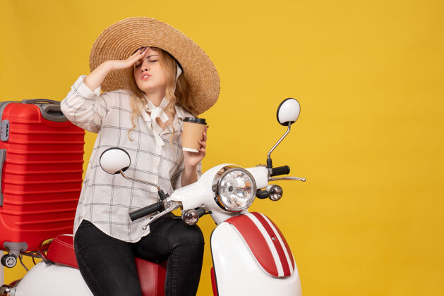 坐一个戴着帽子 头疼的年轻女子坐在摩托车上出示车票痛苦帽子可爱