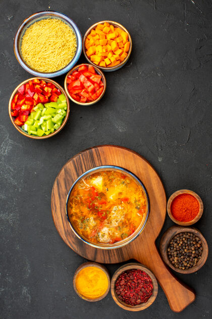午餐顶视图美味的汤与不同的调味料和辣椒片上的灰色背景汤餐食品肉类调味料辛辣生的观点晚餐