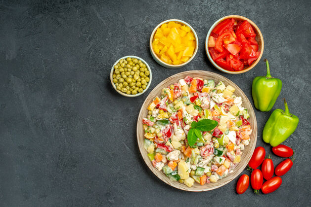 美味蔬菜沙拉的俯视图 不同的蔬菜放在一边 在灰色背景的左侧有文本的自由空间盘子晚餐蔬菜