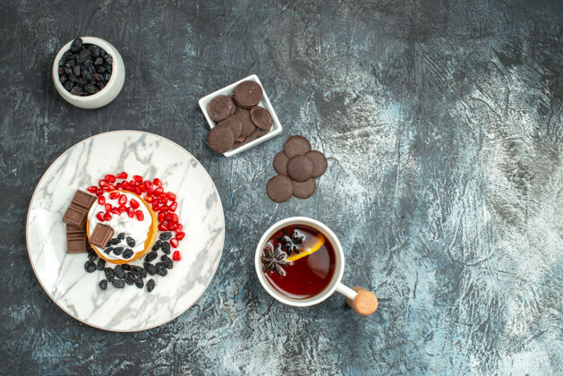 杯子顶视图美味的奶油蛋糕与巧克力饼干和茶在浅色背景糖茶帽子