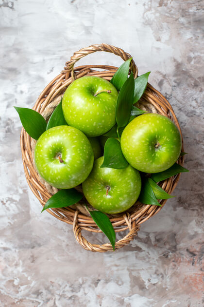 水果顶视图美味的绿色苹果在篮子里轻背景光背景苹果