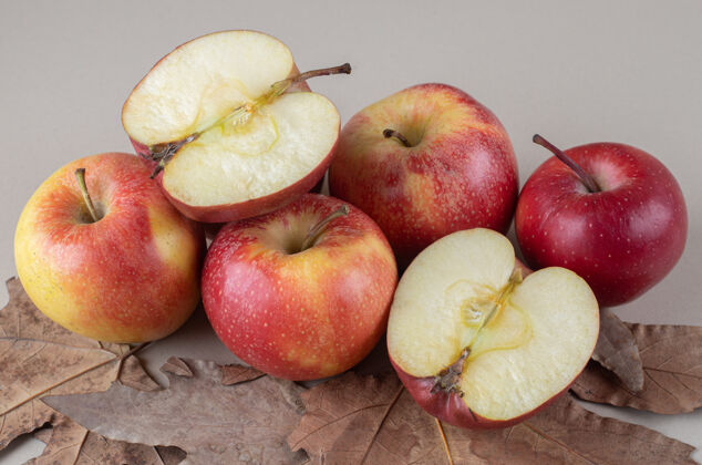 水果大理石上的苹果堆和梧桐叶美味苹果配料