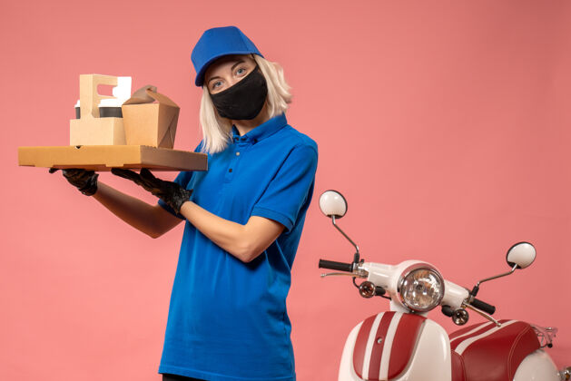 头盔正面图女快递员拿着食品盒上的粉红色人盒子送货