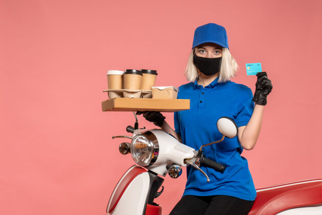 服务正面图骑自行车的女快递员 咖啡杯是粉红色的自行车病毒女信使