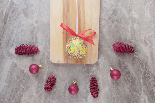 糖一捆圣诞装饰品和大理石上的棒棒糖圣诞饰品外套棒棒糖