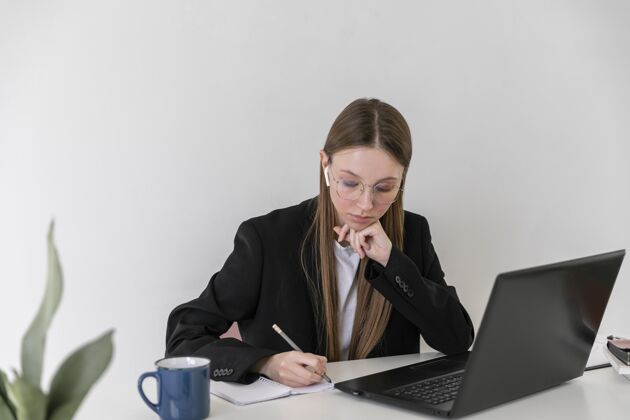 视频通话中等身材的女人在工作专业设备笔记本电脑