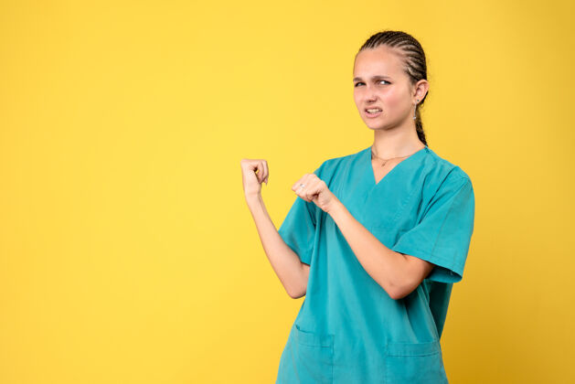 女性正面图女医生穿着医疗衬衫 健康医生情感covid护士医院颜色黄色成人医院