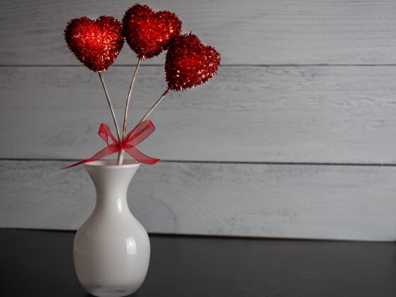 红色一个红色心形装饰弹出在一个灰色背景花瓶特写心浪漫情人节