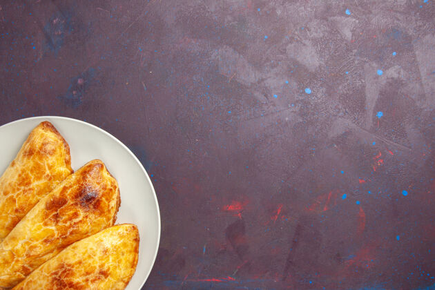 茶顶视图烤糕点面包像一个黑暗的空间内板喜欢美味烘焙