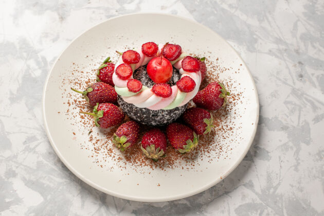 饼干前视图新鲜的红色草莓和蛋糕上的浅白色空间可食用水果美味新鲜