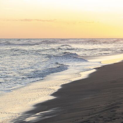 白天海滩沙滩紧挨着宁静的海洋白天湿度海洋