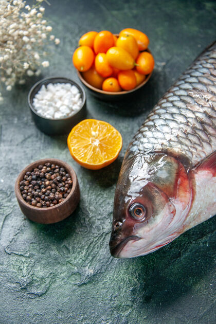 胡椒正面图新鲜生鱼肉配金橘深色表面食物健康水鱼色餐海洋饮食沙拉胡椒海鲜颜色饮食海洋