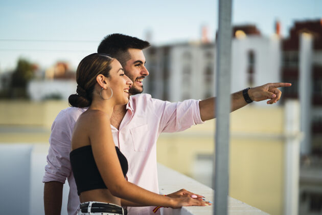 成人一对幸福的情侣站在阳台上 一起度过浪漫的时光在一起白天公园