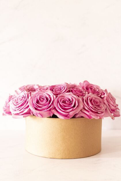 玫瑰美丽的花束与粉红玫瑰在一个粉红色的背景盒花浪漫束