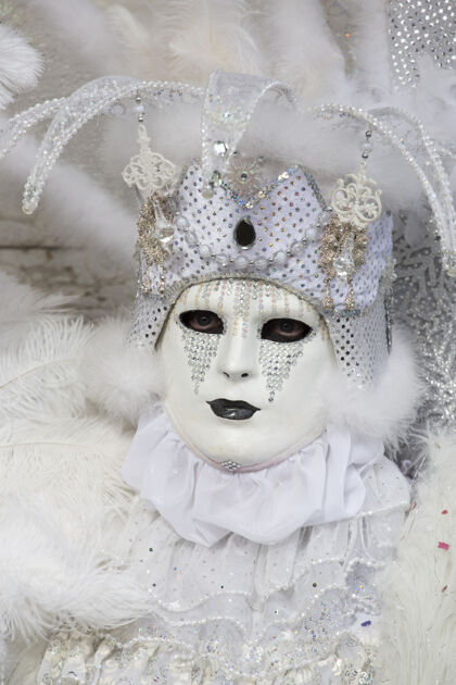 化妆舞会在举世闻名的狂欢节期间 一个戴着传统威尼斯面具的男人面具男性威尼斯人