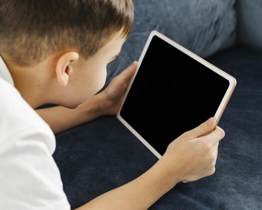 平板电脑特写男孩拿着平板电脑童年技术可爱