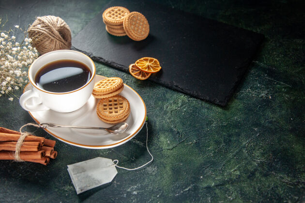 早晨前视一杯茶 甜甜饼干放在黑暗的表面面包饮料仪式甜甜的早餐早餐照片糖蛋糕玻璃颜色浓缩咖啡热早餐
