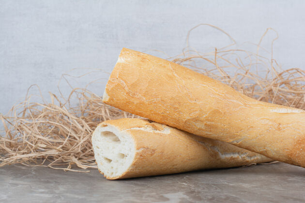 膳食在大理石表面切半块法式面包美味面包健康