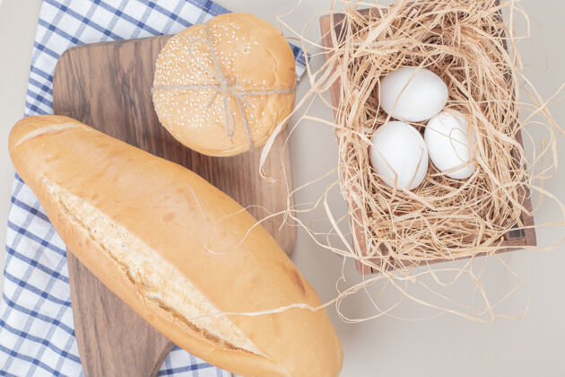 鸡蛋桌布上有鸡蛋的新鲜白面包美食可口脆皮
