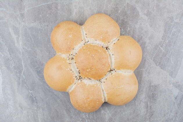 新鲜大理石表面上的圆形白面包糕点小麦面包房