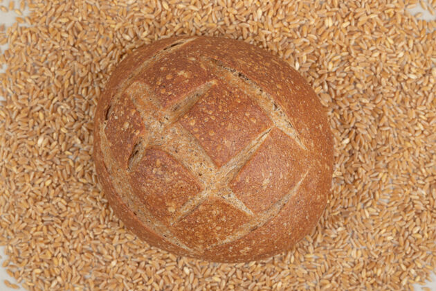 面包房新鲜面包 白色表面有燕麦粒美味食品小麦
