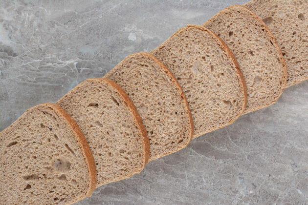 面包在大理石表面放几片棕色面包自然面包切片