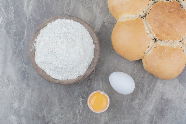 好吃的在木板上放一块蛋黄和面粉的白面包面粉面包食物