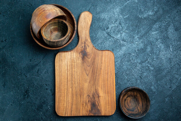 工具顶视图棕色木制书桌顶餐具盘子