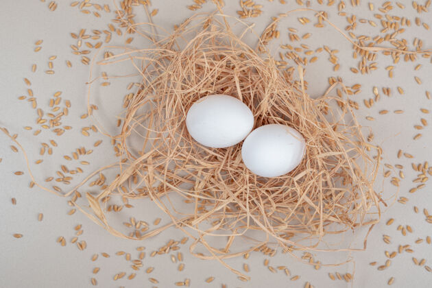 鸡蛋一对棕色的鸡蛋在白色的表面营养食物谷物