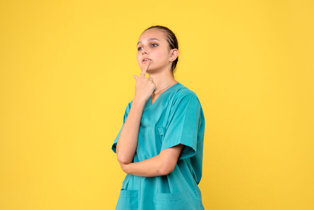 护士正面图女医生穿着医用衬衫 健康护卫院色彩感慨女医生医疗医院