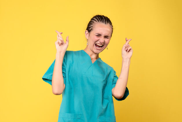 医院正面图身着医用衬衫的女医生交叉手指 彩色健康护士科维德-19医院病毒感慨颜色人手指