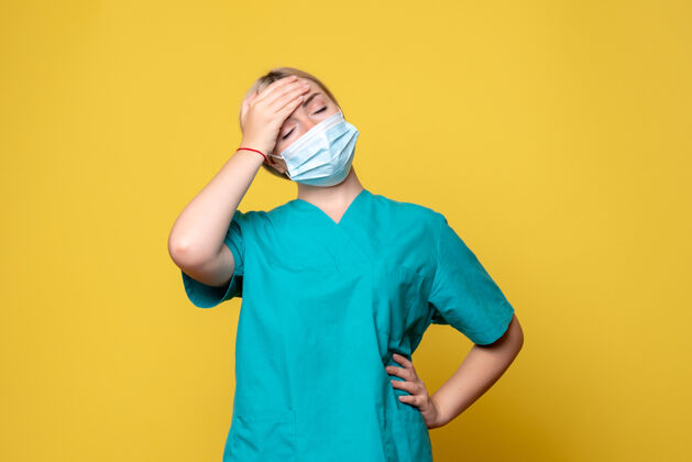 面具前视图穿着医用衬衫和无菌口罩的女医生 医院护士健康科维德-19医生肖像女医生人