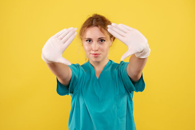 黄色正面图女医生穿着医用衬衫 戴着手套 颜色为covid-19健康情绪大流行病毒人颜色手套