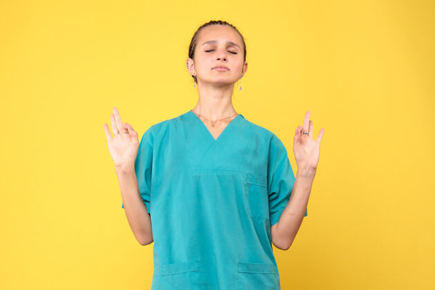 人正面图女医生穿着医用衬衫沉思 彩色医院护士柯维德-19健康病毒肖像成人冥想