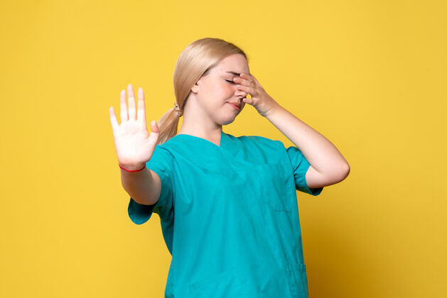 女医生前视图穿着医疗衬衫的女医生 护士科维德-19情感医生人快乐微笑