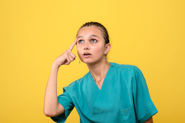 女性正面图女医生穿着医用衬衫 医色医院情感护士科维德-黄色快乐护士