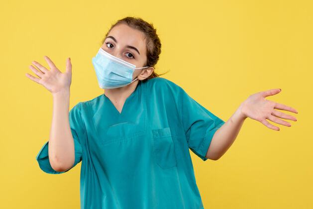 肖像正面图女医生穿着医用衬衫 戴着无菌口罩 冠状病毒制服病毒covid-19大流行女人女医生成人