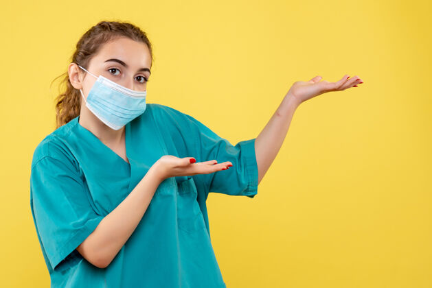 女人正面图女医生穿着医用衬衫和无菌口罩 健康病毒颜色一致颜色黄色医学
