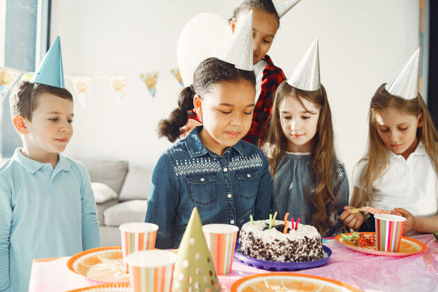 活动儿童有趣的生日聚会在装饰房间快乐的孩子与蛋糕和气球室内在一起可爱