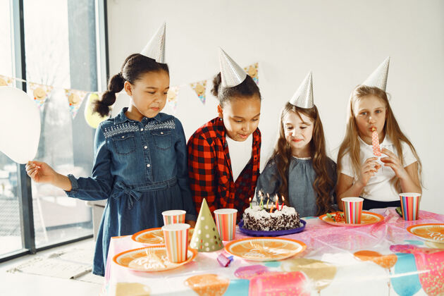 室内儿童有趣的生日聚会在装饰房间快乐的孩子与蛋糕和气球蜡烛友谊团体