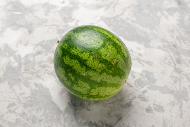 饮食正面近距离观看新鲜西瓜整个水果上的白色空间整个健康农产品