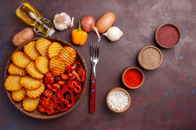 营养顶视图烤土豆与调味品在一个深紫色的空间饮食烹饪新鲜