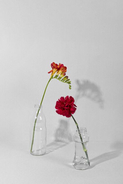 开花在桌上的花瓶里开花叶花花
