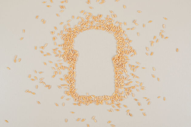 燕麦把燕麦粒当作面包放在白色的表面上种子谷物有机