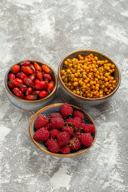 甜点前视图新鲜树莓与其他水果放在白色桌上颜色新鲜的水果食品水果饮食