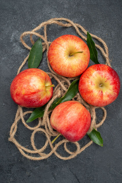 苹果顶部特写查看水果绳红黄色的叶子苹果吃苹果有机可食用的水果