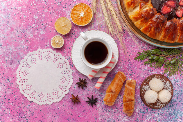 椰子顶视图美味草莓派水果蛋糕果冻和水果粉红肉桂蛋糕干的