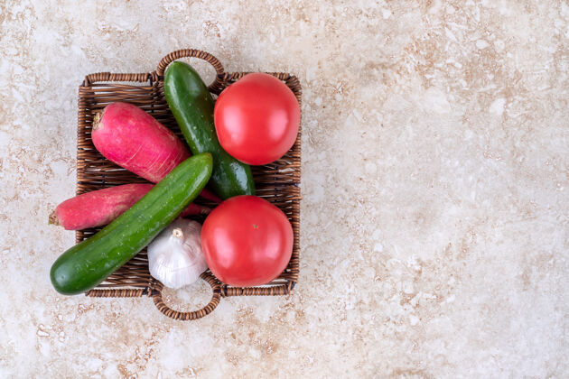 樱桃不同的蔬菜放在柳条篮子里 放在大理石桌上成熟蔬菜有机
