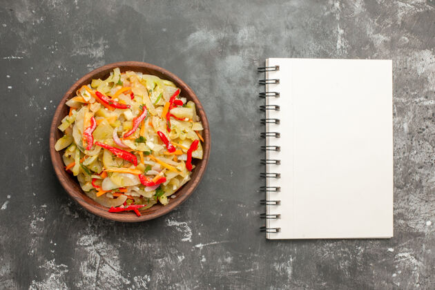 晚餐从远处俯视沙拉蔬菜沙拉在碗笔记本胡椒笔记本沙拉